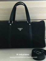 ของมันต้องมี♡ มาใหม่กับ กระเป๋าทรง Travel Bag ใส่ของได้เยอะมาก ไปต่างประเทศได้สบายคะ หมดห่วง *ผู้หญิงทุกคนต้องมี ตัวกระเป๋าทำจากผ้า Nylon อย่างดี สามารถกันน้ำได้ ทรงสวยมากคะ มีความอยู่ทรงในระดับนึงด้านหลังมีช่องซิป มาพร้อมอะไหล่เงิน ด้านในมีป้ายหนั