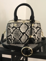 รุ่นใหม่ล่าสุด จากแบรนด์ KEEP ขนาด มินิ หนังลายงูสวยมากคะ ขนาดตอบทุกโจทย์การใช้งาน เห็นแล้ว หลงรักเลยคะ ตัวกระเป๋าขนาดกำลังดี จุของคุ้ม น้ำหนักเบา ดูแลรักษา มัน พร้อมสายสะพายยาว ภายในมีช่องซิป และช่องใส่ของจุกจิก 2 ด้าน เลยค่า หูกระเป๋าพับลงได้คะ