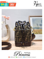 FENDI MINI BUCKET BAG / Fendi Mon Tresor Mini Brown Bag กระเป๋าสะพายทรงขนมจีบยอดฮิต ไซส์มินิ ที่น่ารักน่าใช้มาก ดีไซน์สวยอยู่ทรง วัสดุผ้าแคนวาสสลับหนังแท้ ดีเทลห่วงคล้องอะไหล่สวยหรู มาพร้อมสายสั้นคบ้องแขน และสายครอสบอดี้สำหรับสะพายข้าง สลับใช้ได้ไม่จำเจ ภ
