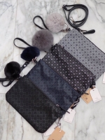 💥รุ่นขายดี สีเข้าเพิ่มค่า !!! เอาใจสาวๆ ที่ต้องการหากระเป๋าสะพายข้างใบเล็กๆเบาๆ สะพาย cross body สวย สะพายจบในใบเดียว แนะนำใบนี้เลยค่า อะไหล่ดำ เรียบหรูมากคะ จากแบรนด์ David Jones ตัวกระเป๋าสะพาย ปรับเก็บสายถือเป็น clutch bag ได้คะ มีสายคล้องข้อมื