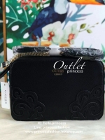 GUESS BRITTA CROSSBODY BAG กระเป๋าสะพายอยู่ทรงสวย อะไหล่สีเงินเด่นตัดตัวกระเป๋า ด้านหน้ามีโลโก้แบรนด์ เปิดปิดด้วยซิปบน ด้านในเป็นผ้าซับพิมพ์โลโก้ จุของพอสมควรเลยค่ะ มีช่องการ์ด 2 ช่อง ช่องซิป รุ่นนี้ใส่กระเป๋าเงินใบยาวได้เลยค่ะ เรียบแต่เก๋มากๆค่ะ