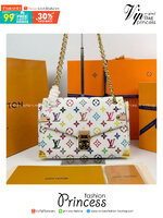 ORI หนังแท้ | LV Trunkie bag กระเป๋าสะพายรุ่นใหม่ ดีไซน์ร่วมสมัยโดดเด่นด้วยมุมโลหะ เฉลิมฉลองเอกลักษณ์ที่สืบทอดมาอย่างยาวนาน ผสานฟังก์ชันการใช้งานเข้ากับความหรูหรา Monogram แคนวาสตกแต่งหมุดสีทอง สะท้อนถึงกระเป๋าเดินทางสไตล์วินเทจ