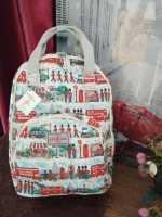 Cath Kidston Backpack Bag - กระเป๋าเป้ สไตล์วินเทจสุดฮิต - เปิด/ปิดกระเป๋าด้วยซิปรอบ - ภายใน มีช่องซิปใหญ่ใส่ของ 2 ช่อง จุของได้เยอะ - ด้านหน้ามีช่องซิปเล็ก 1 ช่อง