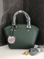 CHARLES & KEITH CITY BAG กระเป๋าถือหรือสะพาย ตั้งอยู่ทรงสวย มีโลหะรองฐาน เปิดปิดด้วยซิปเดียว ภายในมี 2 ช่องเล็กด้านหน้าประดับด้วยกระจกทรงกลม ใช้งานได้จริง ปั้มโลโก้แบรนด์ มาพร้อมสายสะพายยาว ปรับระดับและถอดสายได้ หูพับลงได้ น้ำหนักเบา ต้องมีไว้ครอบครองสักใ