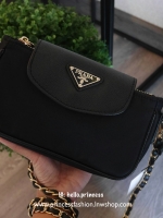 คือดีงามมม Best Seller! **พร้อมส่งความแซ่บ กระเป๋าอเนกประสงค์ จากแบรนด์ PRADA งานพรีเมี่ยม vip gift สุดหรู ตัวกระเป๋าเป็นผ้าไนล่อน ตามแบบฉบับของแบรนด์เลย ใบนี้มีสายยาวโซ่สลับหนัง (ปรับไม่ได้แต่ถอดสายได้คะ) เลิศมาก สะพายเป็น shoulder bag ได้เลย **ขนาดกำลัง