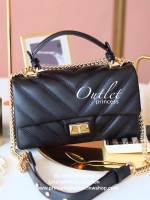 KEEP รุ่น coco chain handbag กระเป๋าทรงหรู รอบใหม่ ใช้หนัง Microfiber นิ่ม ฟู ตึงสวย ทนกว่าเดิมอยู่ทรง ใครชอบสไตล์นี้ห้ามพลาดนะคะ ใบนี้มีหูถือได้ ด้านในสีแดงสวย มีช่องแบ่งเก็บของหลายช่อง ด้านหลังมีช่องพิเศษสามารถใส่มือถือได้ค่ะ สายปรับ สั้น ยาวได้ ใบนี้ ค