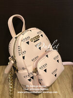 GUESS Factory Women's Evan Mini Crossbody กระเป๋าสะพายใบเล็กสุดน่ารักจาก guess มาแล้วค่า ไอเท็มสุดน่ารัก วัสดุทำจาก pu สกรีนลาย เย็บลายตาราง และ ปั้มลายซิกเนเจอร์ สุดน่ารัก ด้านหน้ามีโลโก้ มีพวงกุญแจสวยเก๋ สายสะพายมีสายโซ่สลับหนังปรับได้ 5 ระดับ ด้าน