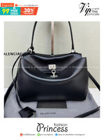 Balenciaga Rodeo Small Handbag in Black 25cm กระเป๋าสะพายหนังเรียบผิวสัมผัสนุ่มสบายผิว ดีไซน์เรียบหรูตามเอกลักษณ์ของแบรนด์ ภายในโล่งกว้าง จุของได้เยอะ ใบจริงน้องสวยน่าใช้มาก