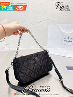 PRADA Tessuto Nylon Quilted Convertible Top Handle Sling Bag / PRADA Nylon Shoulder Bag กระเป๋าสะพายรุ่น Every Day Look ได้เลยค่ะ รุ่นแนะนำ วัสดุเป็น Nylon เนื้อดี บุเดินเส้นลายตารางดีไซน์ยอดนิยม ขนาดกำลังดี น้ำหนักเบา ด้านหน้าประดับโลโก้แบรนด์อะไหล่เงินส