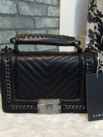ZARA (Basic) shoulder bag กระเป๋าทรง Look like chanel ทรงกล่อง ตั้งอยู่ทรง ตัวกระเป๋าหนัง PU สวยเงา สายสะพายโซ่ต่อหนัง ความยาว 120cm ปรับได้3ระดับ ด้านหน้าแต่งขอบโซ่ถักหนัง เย็บลานแทยงทั้งหน้าและหลัง ภายในมีช่องใหญ่และช่องซิป1ช่อง เปิดปิดด้วยตัวล๊อคสุดเก๋