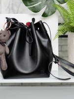 รุ่นใหม่ล่าสุด สวยมากๆค่า รุ่น New KEEP classy bucket bag with bear 🐻 key ทรงเก๋ สวย น่ารัก ขนาดตอบทุกโจทย์การใช้งาน เห็นแล้ว #หลงรักเลยคะ #ใบนี้ซื้อ1ได้ถึง3เลยค่า 🌲ตัวกระเป๋าขนาดกำลังดีหนังเนื้อดีมากๆคะ ดูแลรักษาง่าย ด้านในสีแดง มีกระเป๋าใบ
