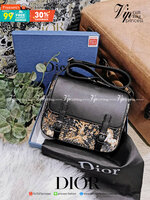 CHRISTIAN DIOR MESSENGER BAG GIFT WITH PURCHASE (GWP) พรีเมี่ยมกิ้ฟรุ่น Limited จาก DIOR DUTYFREE COUNTER ดีไซน์ทรงสี่เหลี่ยมขึ้นลาย Dior สวยหรูดูดีโดดเด่นเป็นเอกลักษณ์ เปิดปิดด้วยฝาปิดกระดุมแม่เหล็ก ภายในโล่งมีโลโก้และช่องซิปใส่มือถือ กระเป๋าสตางค์ยาว ขอ