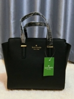 Don't Miss! KATE SPADE NEW YORK CEDAR STREET HAYDEN BAG กระเป๋าถือหรือสะพายหนัง Saffiano สวยหรูอยู่ทรงสไตล์ PRADA ด้านหน้าประดับโลโก้สีทองสวยไฮโซ ภายในมีช่องซิปและช่องเล็ก ซับในอย่างดีสกรีนลาย Kate Spade กว้างและจุ ใส่ ipad mini กระเป๋าสตางค์ ของใช้ไ