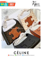 CELINE TRIOMPHE SHOULDER BAG กระเป๋าสะพายไหล่ดีไซน์เรียบหรูและดูทันสมัย ให้คุณเลือกสะพายในชีวิตประจำวันเข้ากับการแต่งตัวสบาย ๆ หรือจะสะพายออกงานปาร์ตี้สังสรรค์ก็ช่วยให้คุณดูโดดเด่น มีรูปทรงที่ดูแข็งแรงจึงไม่เสียรูปทรงแม้ใส่ของจำนวนมากก็ตาม รุ่นใหม่ ซิปบน 