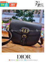 DIOR CD MEDIUM BOBBY BAG กระเป๋าสะพายข้างพรีเมี่ยมกิ๊ฟทรงสวย ดีไซน์ย้อนยุค เป็นเอกลักษณ์ไม่เหมือนใคร เปิด-ปิดด้วยกระดุมแม่เหล็ก ใช้งานง่าย อะไหล่ทองดูหรู ภายในเป็นช่องโล่ง มาพร้อมสายสะพาย crossbody ถอดออกได้ ปรับได้ จะถือเป็นคลัทช์ออกงานก็ได้ สะพายไปทำงาน