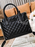 Guess Elliana Quilted-Look Handbag กระเป๋าสะพายรุ่นใหม่ล่าสุดจาก Guess factory วัสดุหนังนิ่มเรียบเดินเส้นลายตารางสวยดูดี ขนาดกำลังดี น้ำหนักเบา ด้านหน้าประดับโลโก้แบรนด์สวยโดดเด่น มีช่องใส่ของหลายช่อง เปิดปิดด้วยกระดุมแม่เหล็กและช่องซิป ภายในโล่งกว้างมีช่