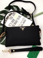 งานพรีเมี่ยมกิ้ฟ จากเคาเตอร์ต่างประเทศคะ ได้ กระเป๋าอเนกประสงค์ จากแบรนด์ PRADA มาค่า เป็นกระเป๋าผ้าไนล่อน ตามแบบฉบับของแบรนด์เลย ขนาดกะลังพอดี เป็นทั้งกระเป๋าสตางค์ ถือเป็นคลัชืหรือ สะพายข้างลำตัวได้ ภายในมีช่องซิปใส่ของจุกจิกได้คะ ขนาดกำลังดีคะ ถือแล้วส