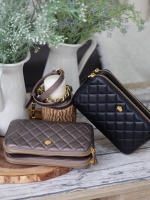 2 สี ขายดี พร้อมส่ง ค่า KEEP รุ่น Carla ทรงที่ขายดีที่สุดในตอนนี้ ใครกำลังตามหากระเป๋าใบเล็ก ช่องเก็บเยอะๆ แนะนำ ใบนี้เลยค่า New item KEEP ' Carla ' 2zipper bag กระเป๋าสะพายข้าง แบบช่อง 2 ซิป ใบเดียวจบ จุครบ All item ! จะแต่งตัวสไตล์ไหนก้อเอาอยู