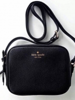 Kate Spade New York Mini Leather Shoulder Bag กระเป๋าสะพายขนาดมินิหนังสวยหรูอยู่ทรงด้านหน้าประดับโลโก้เเบรนด์สีทอง มาพร้อมหัวซิปพู่หนัง และสายสะพายยาวปรับระดับได้ ภายในมีโลโก้ ช่องซิป ช่องใส่ของ ใส่กระเป๋าสตางค์ มือถือ iphone ของจุกจิกได้เยอะ สะพายข้างหรื