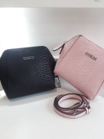 New arrival! กระเป๋าสะพายข้าง หนังจระเข้ ขนาดกระทัดรัด ยี่ห้อ Guess มาพร้อมกับสายหนัง และพื้นที่เก็บของอย่างจุใจ ด้วยดีไซน์เรียบหรูทำให้เข้ากับชุดได้หลากหลายสไตล์ กระเป๋าสะพาย GUESS ผลิตจาก PU แบบนิ่ม เปิด-ปิดด้วยซิป เพิ่มความหรู โดดเด่นด้วย ตกแต่งดีเทลโล