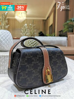 CELINE MINI CROSSBODY BAG VIP GIFT WITH PURCHASE (GWP) กระเป๋าพรีเมี่ยมกิ๊ฟ Limited Edition จาก CELINE PARFUME DUTYFREE COUNTER วัสดุ TRIOMPHE CANVAS ดีไซน์สุดคลาสสิคเปิดปิดด้วยฝาปิดแม่เหล็ก ด้านหน้าตกแต่งด้วยแม่กุญเเจแบรนด์สามารถใช้งานจริงได้ ภายในโล่งมี