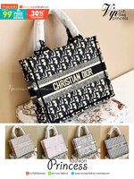 DIOR SMALL BOOK TOTE กระเป๋าสะพายทรงโท้ท สวยคลาสสิคขนาดกำลังดี พกพาสะดวก ใช้งานง่ายสุดๆ วัสดุงานทอละเอียดคุณภาพดี ภายในเป็นช่องโล่ง ใบจริงงานสวยเกินเบอร์!! สวยงามเกินราคา ไม่ผิดหวังจ้า