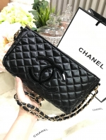 NEW ARRIVAL! Chanel Clutch Bag With Chain VIP Gift With Purchase (GWP) กระเป๋าสะพายพรีเมี่ยมกิ้ฟของแท้จาก Chanel Perfume Counter รุ่น Limited Edition วัสดุหนังลายตารางทรงเหลี่ยมเปิดปิดด้วยซิปแบรนด์อะไหล่ทอง ขนาดกำลังดี น้ำหนักเบา ภายในโล่ง ซับในลายเเบรนด์