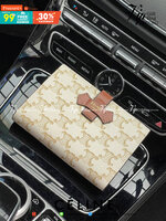 CELINE MEDIUM STRAP WALLET IN TRIOMPHE CANVAS กระเป๋าสตางค์ขนาดกลาง ถือแล้วจะให้ความรู้สึกที่คล้ายกับกระเป๋าคลัทช์ ดีไซน์ทันสมัยให้ใช้งานได้แบบครบครัน เป็นกระเป๋าสตางค์ ที่มีช่องสำหรับใส่ ธนบัตร เหรียญ และบัตรต่าง ๆ ใช้งานแบบ2ด้าน มีลวดลายTriomp ที่เป็นซิ