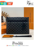 TOP ORI หนังแท้ | LV Takeoff Pouch Clutch Bag กระเป๋าทรงคลัช แคนวาสสุดคลาสสิกของเมซง มีขนาดกะทัดรัดสามารถพกพาแทนกระเป๋าเอกสารแบบดั้งเดิม