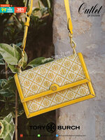 Large Tory burch t monogram jacquard shoulder bag คอลเลคชั่น T Monogram สำหรับคอลเลคชั่นฤดูใบไม้ผลิ 2021 เราสร้างสรรค์ลายโมโนแกรมที่ได้รับแรงบันดาลใจมาจากลวดลายการถักทอผ้าห่มของชาว Pennsylvania Dutch แบบดั้งเดิม เป็นการเฉลิมฉลองโลโก้สุดไอคอนนิคของแบรนด์ โ