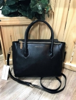 CHARLES & KEITH DOUBLE ZIP STRUCTURED BAG กระเป๋าถือหรือสะพายรุ่นใหม่ลชนช็อป ขนาดกำลังดี หนังเรียบสวยอยู่ทรงด้านหน้ามีโลโก้แบรนด์ เปิดปิดด้วยซิป ภายในกว้างจุของได้เยอะ ใส่ Ipad กระเป๋าสตางค์ หนังสือ ของใช้ได้จุ มาพร้อมสายสะพายยาวถอดปรับระดับได้ได้ มีหมุดร