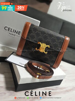 ELINE WOC BAG VIP GIFT WITH PURCHASE (GWP) พรีเมี่ยมกิ๊ฟ Limited Edition จาก PERFUME DUTYFREE COUNTER กระเป๋าทรง CROSSBODY วัสดุหนังทั้งใบตกแต่งขอบสีน้ำตาล ด้านในเปิดปิดด้วยปุ่มบีบโลโก้แบรนด์ มีช่องของโล่งกว้าง พร้อมช่องซิปอีกช่อง มาพร้อมสายสะพายหนังถอดแล