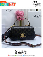 CELINE LOLA TEEN bag in Triomphe กระเป๋าทรงโฮโบรุ่นใหม่ สวยก่อนใคร ดีไซส์ใหม่มุมโค้งมน สวยละมุนเป็นคุณหนูน่าทะนุถนอม มีหูจับและสายสะพายยาว ปรับใช้งานได้หลายโอกาส ขนาดกำลังดี น่ารักมากๆ