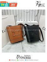 CELINE SMALL BUCKET CUIR TRIOMPHE in Smooth กระเป๋าสะพายทรงบัคเก็ต ใช้งานง่ายที่สุด สายสะพายในตัว รุ่นฮิตข้ามปี งานหนังแท้สวยเรียบหรู ผู้ดีไปอีก