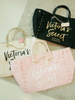 Victoria's Secret Canvas tote bag New Arrival กระเป๋าถือหรือสะพายทรง tote size L ใบใหญ่จุใจ วัสดุ Canvas หนา ด้านหน้าประดับโซ่ทอง สลับหนัง พร้อมสกรีนแบรนด์ Victoria's Secret และ ประดับหมุดด้านข้างเท่ๆห์เพิ่มดีเทล ปรับใช้ได้สองทรงค้า ภายในกว้างมี