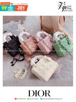 DIOR CD LADY BAG / Christian Dior Lady Dior Ultra-Matte Bag พร้อมส่ง 5 โทนสีพาสเทลหวานๆ น่ารักละมุน ตัวห้อยโลโก้โทนสีเดียวกระเป๋า น่ารักมากค่ะ ดีไซน์เรียบง่าย แต่แฝงไปด้วยความหรูหรา ทรงกล่องคลาสสิค วัสดุหนังแท้ มีหูจับในตัวและสายครอสบอดี้สุดเลิศ มาพร้อมสา