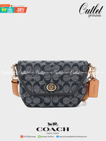 คอลเลคชั่นใหม่ ทั้งสวยทั้งคุณภาพค่ะ COACH KARLEE CROSSBODY BAG พร้อมส่ง ได้ไปไม่ผิดหวังแน่นอนค่ะ! สวยๆแบบคนดังระดับโลกกันค่าา กระเป๋าสะพายแบบครอสบอดี้ร์ หนังแท้นิ่มสวยงามมากๆค่ะ รูปทรงน่ารักกระทัดรัด เปิดปิดกระเป๋าแบบหมุนล็อค ภายในสามารถ