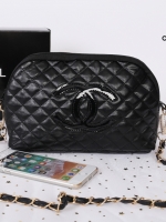 Chanel Quilted Leather Crossbody Bag with gift box สินค้าเป็นของแท้ ใหม่จากเค้าเตอร์เครื่องสำอาง/น้ำหอมแบรนด์ กระเป๋าแบรนด์ Chanel VIP Gift Bag ทำจากหนัง หัวซิปปั้มโลโก้แบรนด์ มาพร้อมสายยาว สายโซ่อะไหล่ทองยาว Crossbody สายถอดเก็บได้ ด้านในบุผ้า ปั้มแบรนด์