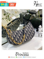 DIOR CD Lounge Bag Blue Oblique Jacquard / Dior pochette คอลใหม่ 2023 กระเป๋าสะพายทรงพอช คล้องแขน หรือสะพายไหล่ได้ ภายในเป็นช่องโล่ง สวยหรู อย่าพลาดกันน้า!!