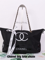 Chanel big tote chain มาพร้อม Ribbin สุดหรู ของแท้ 100% ทำจากผ้าหนา Polyester ฐานล่างกระเป๋าทำจากหนังแก้วผิวมันเงา สวยหรู สกรีนโลโก้ชาแนลหน้าหลัง หัวซิปปั้มโลโก้ ด้านในเป็นช่องกว้าง และมีอีกหนึ่งช่องเก็บของ รุ่นนี้สะพายไหล่เป็นสายโซ่ทองสลับหนัง สวยมาก น้ำ