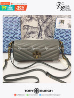 TORY BURCH KIRA CHEVRON SMALL FLAP SHOULDER BAG รุ่นใหม่ พร้อมสีใหม่ มาให้จับจองแบบไม่ต้องรอพรีฯ กระเป๋าสะพาย ขนาดกะทัดรัด ไซส์สะพายคล่องตัว หรือจะคล้องไหล่ หรูๆ ลูกคุณหนูไปอีก สีผู้ดีมากๆ ดีไซน์รูปทรงคลาสสิคเฉพาะตัว วัสดุหนังแกะ สัมผัสนิ่ม เปิด-ปิดด้วยกร