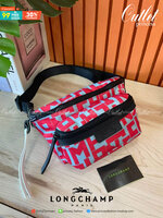 ของแท้ 💯% Longchamp Le Pliage Graphic Nylon Belt Bag กระเป๋า คาดอก / คาดเอว ลายกราฟฟิก วัสดุเนื้อผ้า Nylon Canvas เคลือบกันนำ้ ตัดด้วยหนังแท้ที่มีน้ำหนักเบา มี 2 ช่องซิปสะดวกใช้ ดีไซน์เรียบง่ายแต่เต็มไปด้วยความคลาสสิก ที่จับหัวซิปปั้มแบรนด์ จุของไ