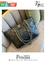 CHANEL LEATHER TOTE BAG ของเข้าเติมสต้อค ได้ล้อตราคาพิเศษค่าา ✨ รุ่นใหม่ล่าสุด ทรงที่สาวๆรอคอย ไซส์ใหญ่อลัง ตัวกระเป๋าเป็นหนังแท้เนื้อนิ่มทั้งใบ เนื้อหนาดีมาก อะไหล่สามสี ประดับโลโก้แบรนด์สลับโซ่