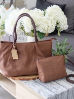 ทรงใหม่ล่าสุด สวยมากค่า ใบนี้ซื้อ 1 ได้ถึง 2 กระเป๋า ทรง Tote จากแบรนด์ David Jones ค่า ทรงนี้ นิยมถือกันมากๆ บอกเลยใบนี้ ของจริงสวยคะ หนังนิ้ม นิ่ม ค่า #ดีต่อใจ 😁❤️ 〰〰〰〰〰 รุ่นใหม่ล่าสุด หนังนิ่มมาก ใบนี้ มีใบเล็กแถมให้อีก 1 ใบค่ะ จะถือ หรื