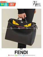 FENDI PEEKABOO MEN BAG size 38CM เป็นรุ่นหนึ่งที่สวยมาก งานดีที่สุดทั้งจากหนังแท้ 100% รายละเอียดครบมีความแข็งแรงหนังหนา ทนทานต่อการใช้งานทุกของได้เยอะ ใส่ Macได้ มาพร้อมสายสะพายยาว สามารถสะพายหรือถือก็ได้