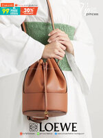 LOEWE BALLOON SMALL LEATHER BUCKET BAG แบรนด์โด่งดังจากประเทศสเปน รูปทรงคลาสสิก ตามชื่อรุ่น Balloon Bag เป็นกระเป๋าทรงบอลลูนแบบ Drawstring หรือแบบหูรูด น้ำหนักเบา เอาใจสาวก Loewe กันโดยเฉพาะรูปลักษณ์ที่เก๋ไก๋สวยงามแล้ว คุณสมบัติการใช้งานก็จัดเต็มไม่แพ้กัน