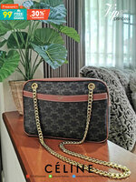 พรีเมี่ยมกิ๊ฟแท้ 100% 】CELINE SHOULDER BAG VIP GIFT WITH PURCHASE (GWP) พรีเมี่ยมกิ๊ฟ Limited Edition จาก CELINE HAUTEPARFUME DUTYFREE COUNTER วัสดุ TRIOMPHE CANVAS ดีไซน์สวยหรูฮิตสุดในเกาหลี! หนังสวยอยู่ทรงกันน้ำ เปิดปิดด้วยซิปแบรนด์สีทอง