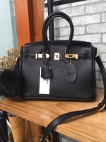 งานแท้ชนช้อป New arrival! ขนาด 10 นิ้ว จากแบรนด์ Berke กระเป๋าทรงสุดฮิต ตัวกระเป๋าหนัง Pu ดูแลรักษาง่าย ลายหนังสวยหรูมากๆคะ น้ำหนักเบา ตัวกระเป๋า ปรับได้ 2 ทรง ทรงรัดสายคาด กับ ถอดออกได้ ภายในบุด้วยหนัง PU เนื้อดี มีช่องใส่ของจุกจิกได้ ใบจริงสวยมาก