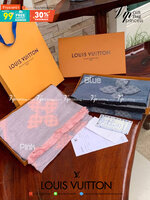 Louis Vuitton Women’s Scarves Accessories อีกหนึ่งแบรนด์ดังจากปารีส ด้วยงานพรีเมี่ยมกิ้ฟ ส่งมอบความรู้สึกดีๆให้กับคนที่คุณรัก ในรูปแบบผ้าพันคอและผ้าคุมไหล่ผืนใหญ่ให้ความอบอุ่น ถักทอด้วยผ้าcashmere ผ้าเนื้อดี สัมผัสนุ่มมือ ทอลายในตัว สีและลายคมชัด เหมาะสำห