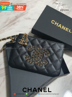 SIZE MINI พร้อมส่งรุ่นขายดี!!! Don't Miss! Chanel Clutch Bag VIP Gift With Purchase (GWP) กระเป๋าคลัชแบนหรือกระเป๋าสตางค์ GWP จาก Chanel Cosmetic Counter Duty free วัสดุหนังคาเวียร์สวยหรูเปิดปิดด้วยซิปสะดวกใช้ ด้านหน้าประดับโลโก้แบรนด์อะไหล่ทองและมี1
